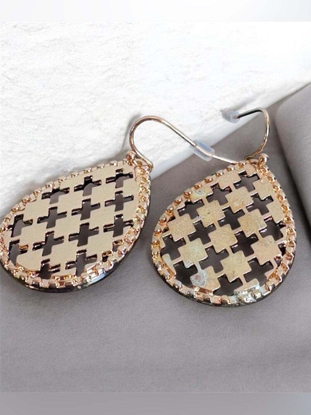 Avon Gold Tone Teardrop Lattice Dangle Earrings | Intricate Beaded Edge 1.5” NIB